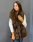 Gilet in ecopelliccia marrone con cintura