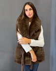 Gilet in ecopelliccia marrone con cintura