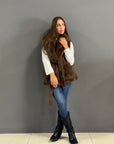 Gilet in ecopelliccia marrone con cintura