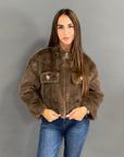 Giacca corta in ecopelliccia beige con tasche gioiello
