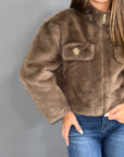 Giacca corta in ecopelliccia beige con tasche gioiello