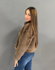 Giacca corta in ecopelliccia beige con tasche gioiello
