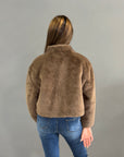 Giacca corta in ecopelliccia beige con tasche gioiello