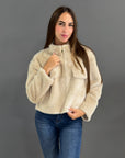 Giacca corta in ecopelliccia beige con tasche gioiello