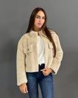 Giacca corta in ecopelliccia beige con tasche gioiello