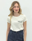 T-Shirt 100% Cotone con Ricamo “Forse un po’ ti penso” – Essenziale e Romantica
