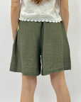 Pantaloncini con cintura in paglia