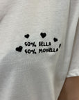 T-shirt con scritta "50% bella 50% monella"