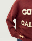Maglione “COFFEE IS CALLING” – Morbido e Caldo