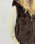 Gilet Ecopelliccia con Cappuccio – Morbido & Caldo