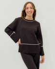 Completo in maglia con profili a contrasto
