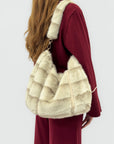 Borsa a spalla in eco pelliccia – Morbida con tracolla imbottita