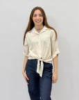 Camicia a righe con nodo
