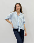 Camicia a righe con nodo