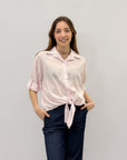 Camicia a righe con nodo