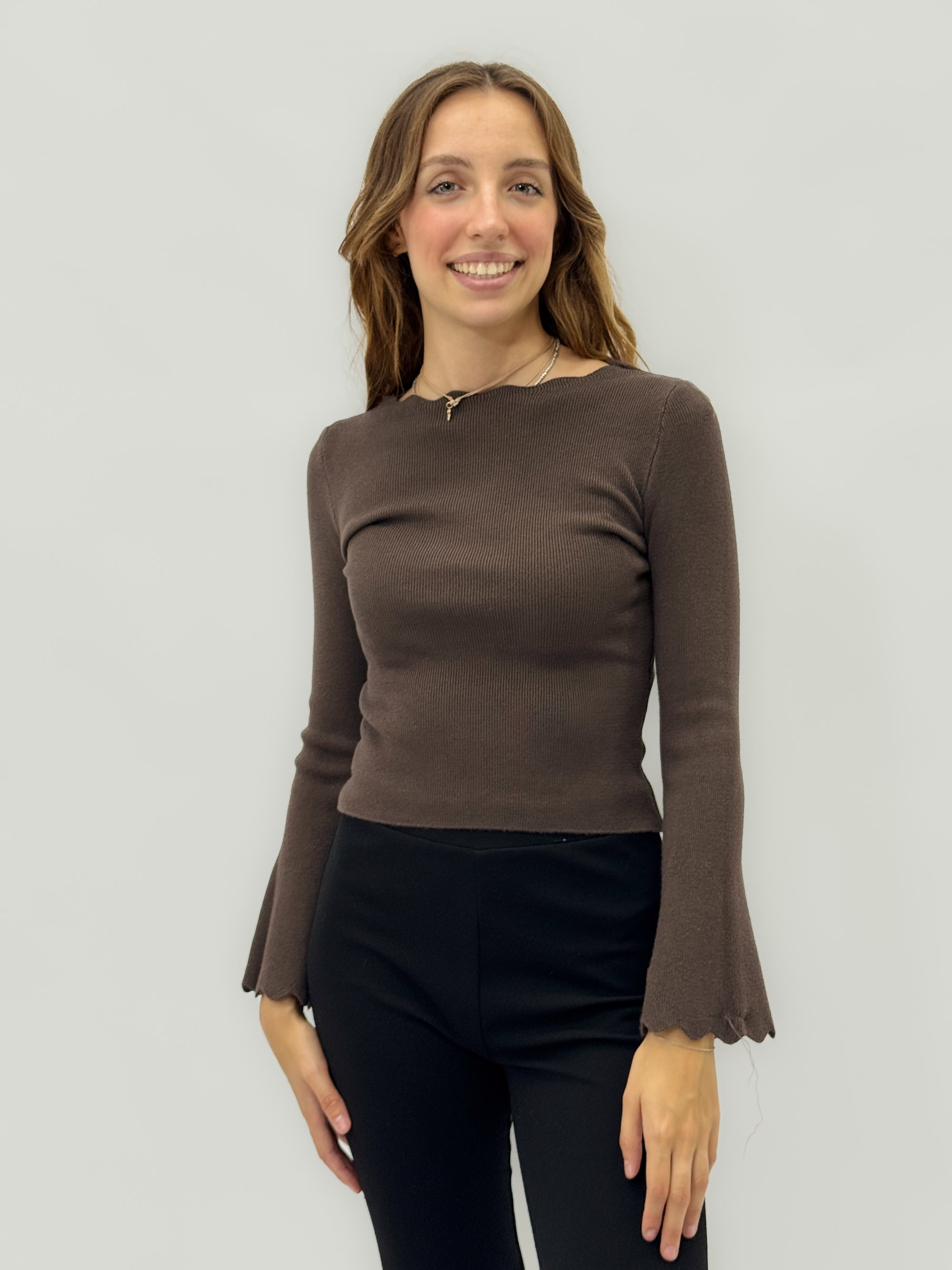 Maglia svasata con maniche a campana – Femminile ed elegante
