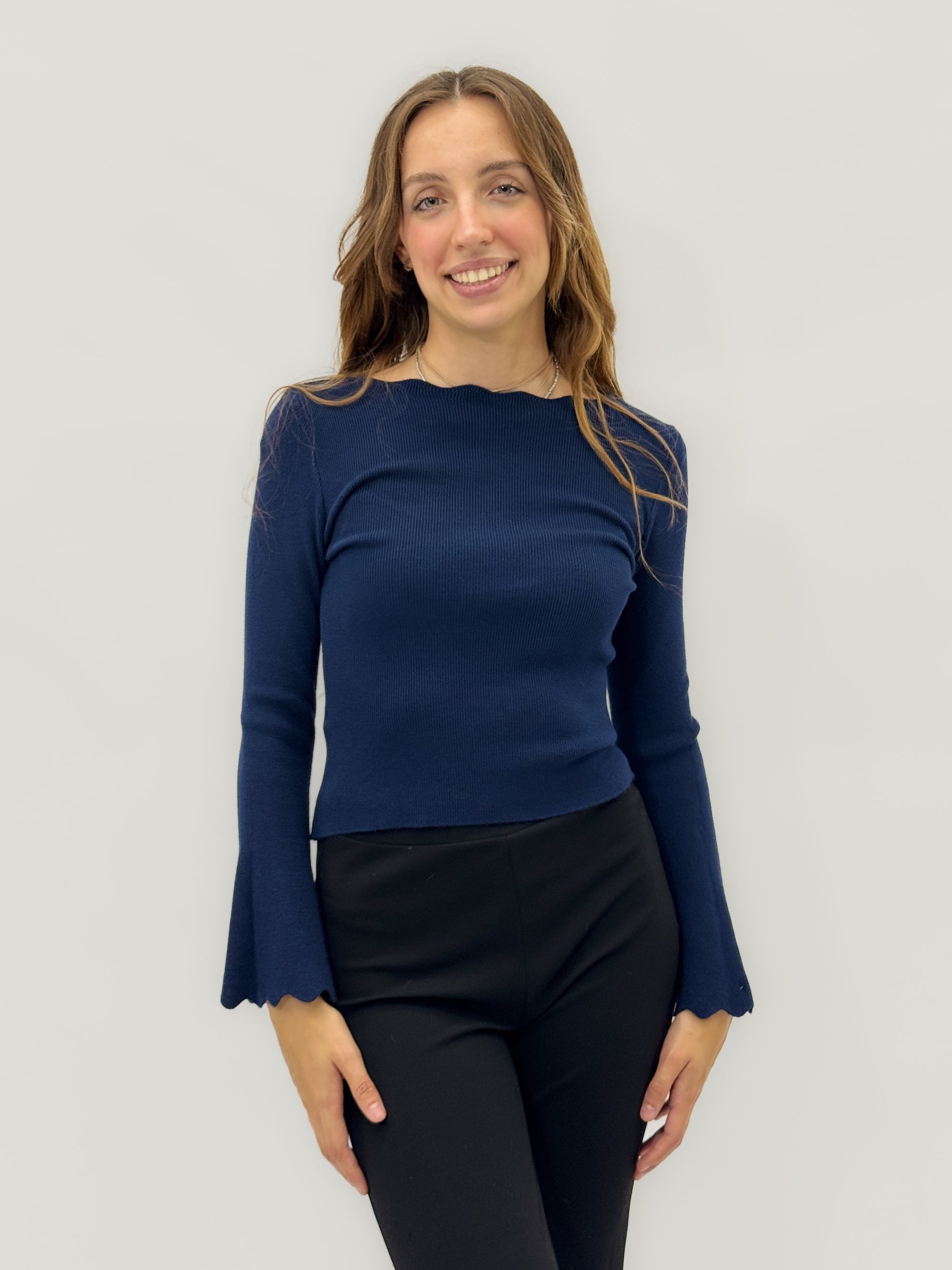 Maglia svasata con maniche a campana – Femminile ed elegante