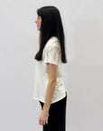 T-shirt in cotone con scritta "fuoriluogo ovunque"
