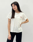 T-shirt in cotone con scritta "fuoriluogo ovunque"