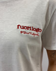 T-shirt in cotone con scritta "fuoriluogo ovunque"