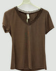 T-shirt con scollo a V e dettaglio in pizzo