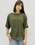 T-shirt con fondo in pizzo e vestibilità morbida