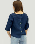 Blusa in denim leggero con bottoni sul retro