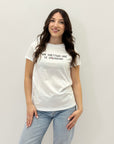 T-shirt petite con scritta "Non smetterò mai di spendere"
