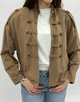 Giacca stile militare con bottoni decorativi