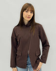 Giacca minimal con collo alto e chiusura asimmetrica