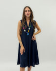 Abito con scollo a V e collana