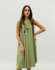 Abito con scollo a V e collana