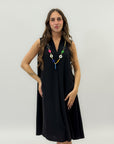 Abito con scollo a V e collana