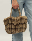 Borsa a mano in eco-pelliccia con manici intrecciati