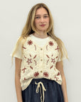 Gilet ricamato con lavorazione crochet e bottoni frontali