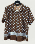 Camicia a pois con maniche corte e fondo decorato