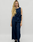 Completo fluido con top annodato e pantalone ampio
