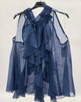 Top smanicato con collo alto e balze frontali