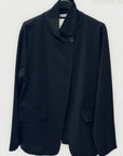 Giacca minimal con collo alto e chiusura asimmetrica