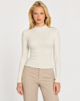 Maglia donna bianco a costine con collo alto e punti luce indossata da Polly 7, vista frontale