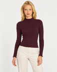 Maglia donna bordeaux a costine con collo alto e punti luce indossata da Polly 7, vista frontale
