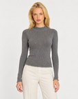 Maglia donna grigio a costine con collo alto e punti luce indossata da Polly 7, vista frontale
