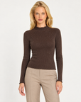 Maglia donna marrone a costine con collo alto e punti luce indossata da Polly 7, vista frontale