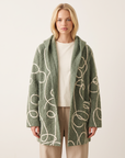Cardigan donna marrone con cappuccio e fantasia astratta indossato da Polly 7, vista frontale