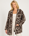 Cardigan donna marrone con cappuccio e fantasia astratta indossato da Polly 7, vista a tre quarti