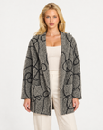 Cardigan donna verde con cappuccio e fantasia astratta indossato da Polly 7, vista frontale
