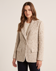 Blazer donna effetto tweed con revers Beige indossata da Polly 2, foto 2