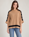 Maglia donna con bottoni sulle maniche e bordi a contrasto Camel indossata da Polly 2, foto 1
