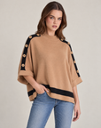 Maglia donna con bottoni sulle maniche e bordi a contrasto Camel indossata da Polly 2, foto 2