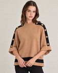 Maglia donna con bottoni sulle maniche e bordi a contrasto Camel indossata da Polly 2, foto 3
